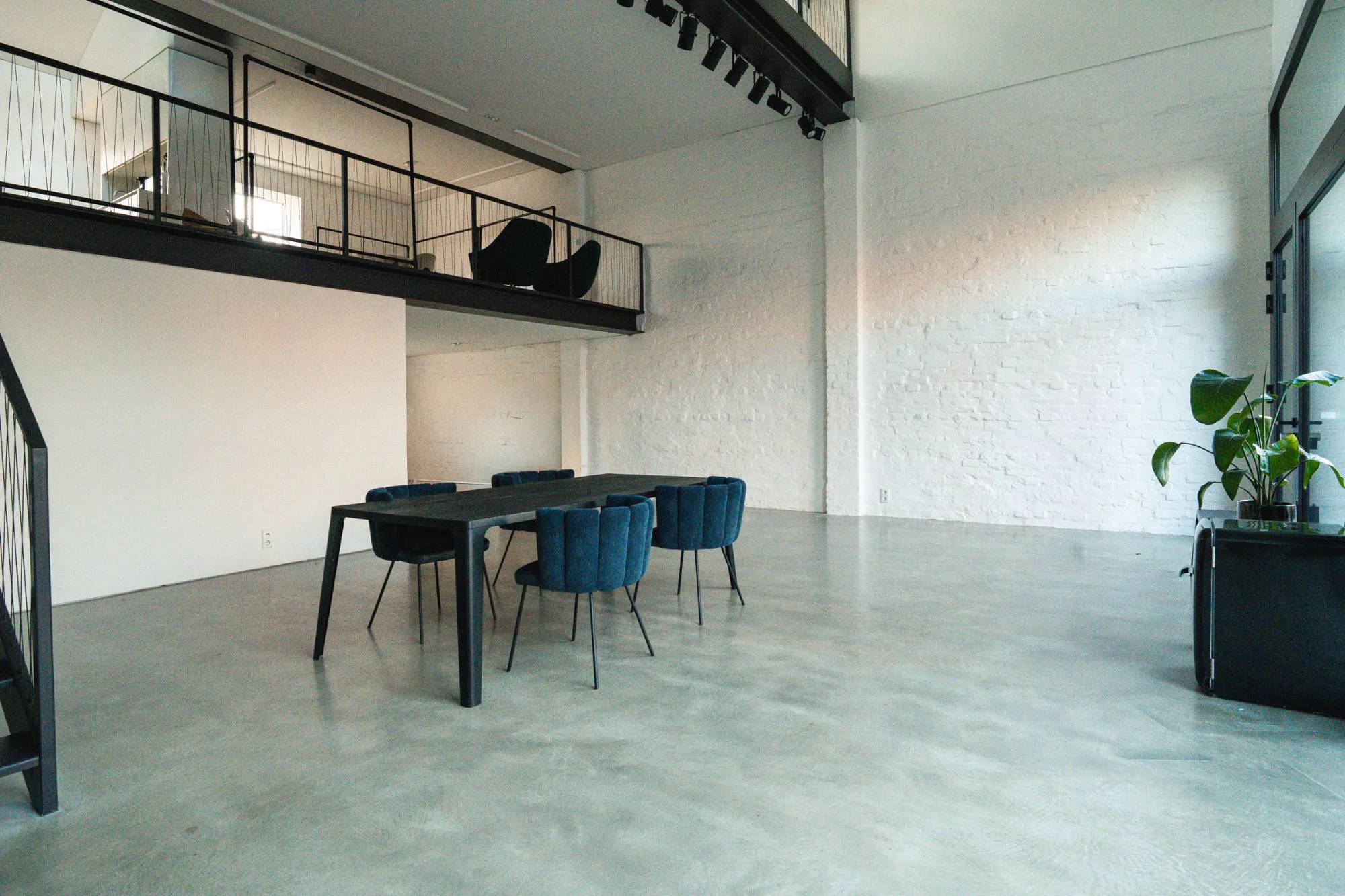 Studio 2, the hall with the gallery level